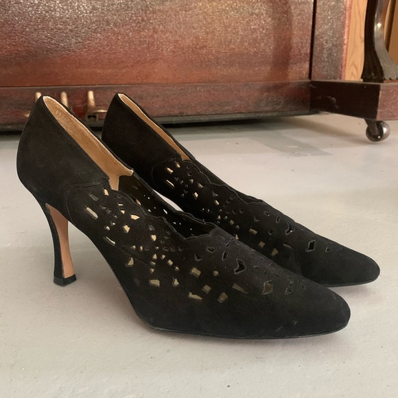 Black suede laser cut pumps - Picture 1 of 4